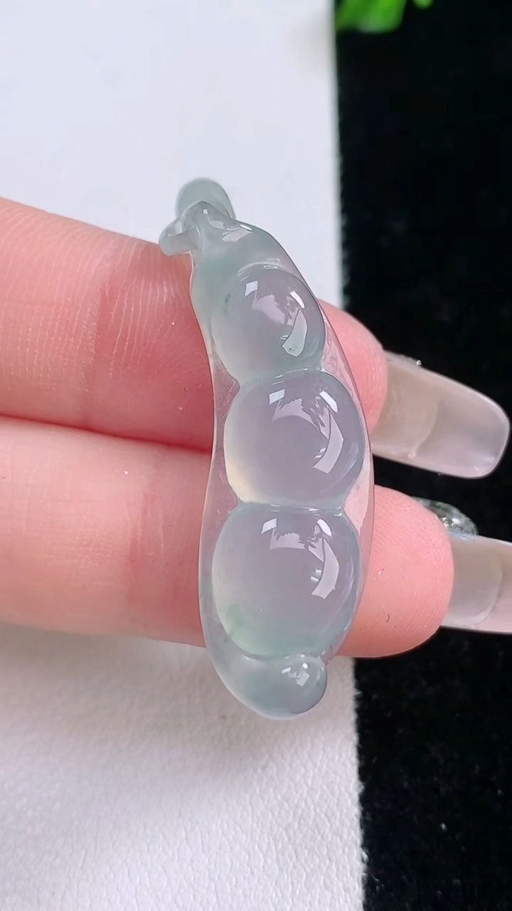 天然A货翡翠冰种飘花福豆吊坠，尺寸37.3-12.3-6，重量:5.56g
3月7日