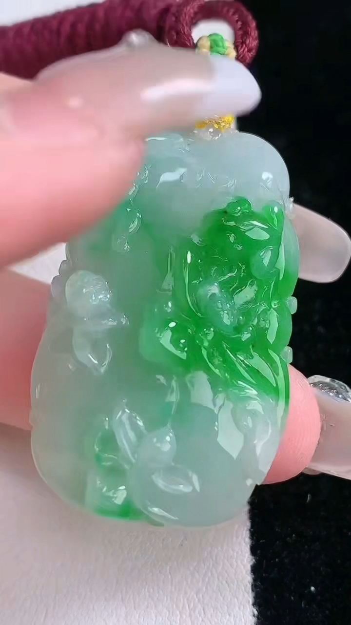 天然A货翡翠和和美美 荷叶鱼吊坠，尺寸40.5-23.2-8，重量:18.36g
3月7日