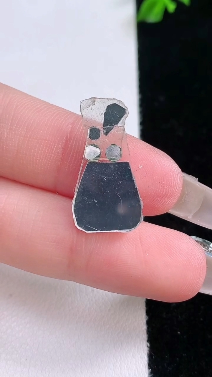 天然A货翡翠福豆镶嵌件一对，尺寸12.2-5.3，重量:0.82g
3月7日