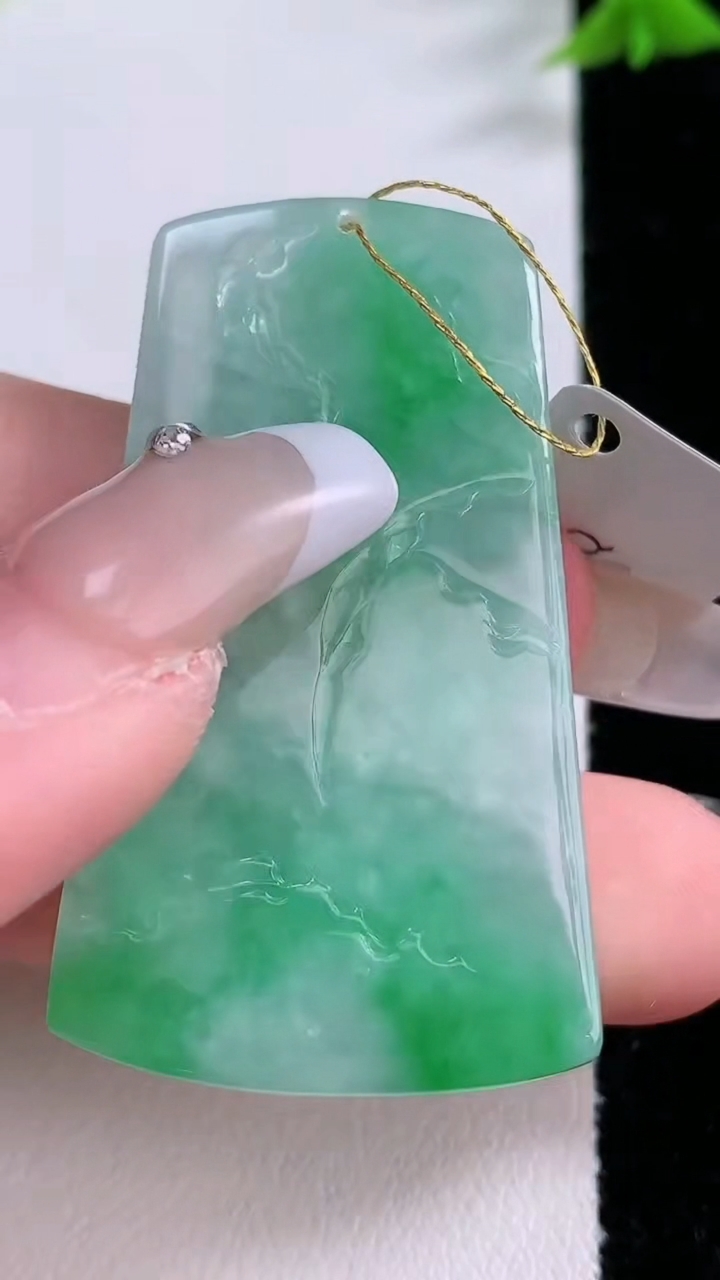 天然A货翡翠山水牌吊坠，尺寸47-26.7-6，重量:19.06g
3月7日