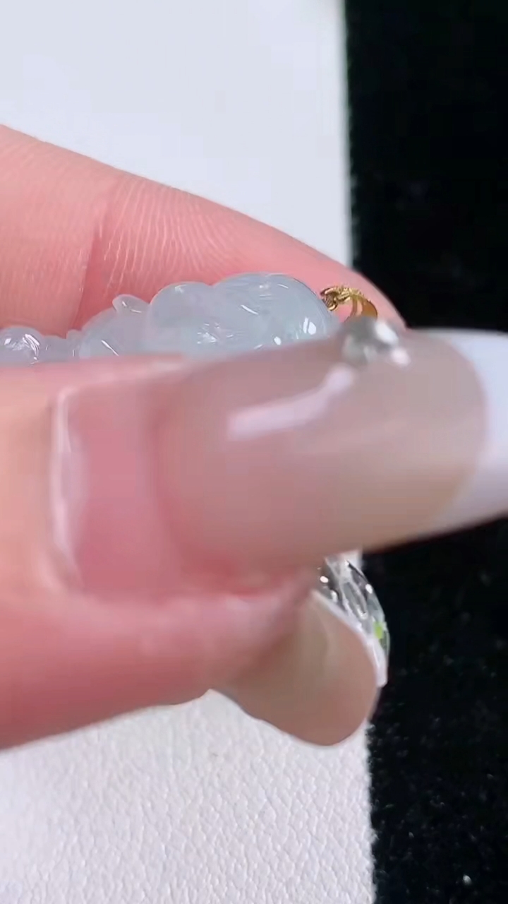 天然A货翡翠种飘花佛公吊坠，尺寸24-27.5-6，重量:5.69g
3月7日