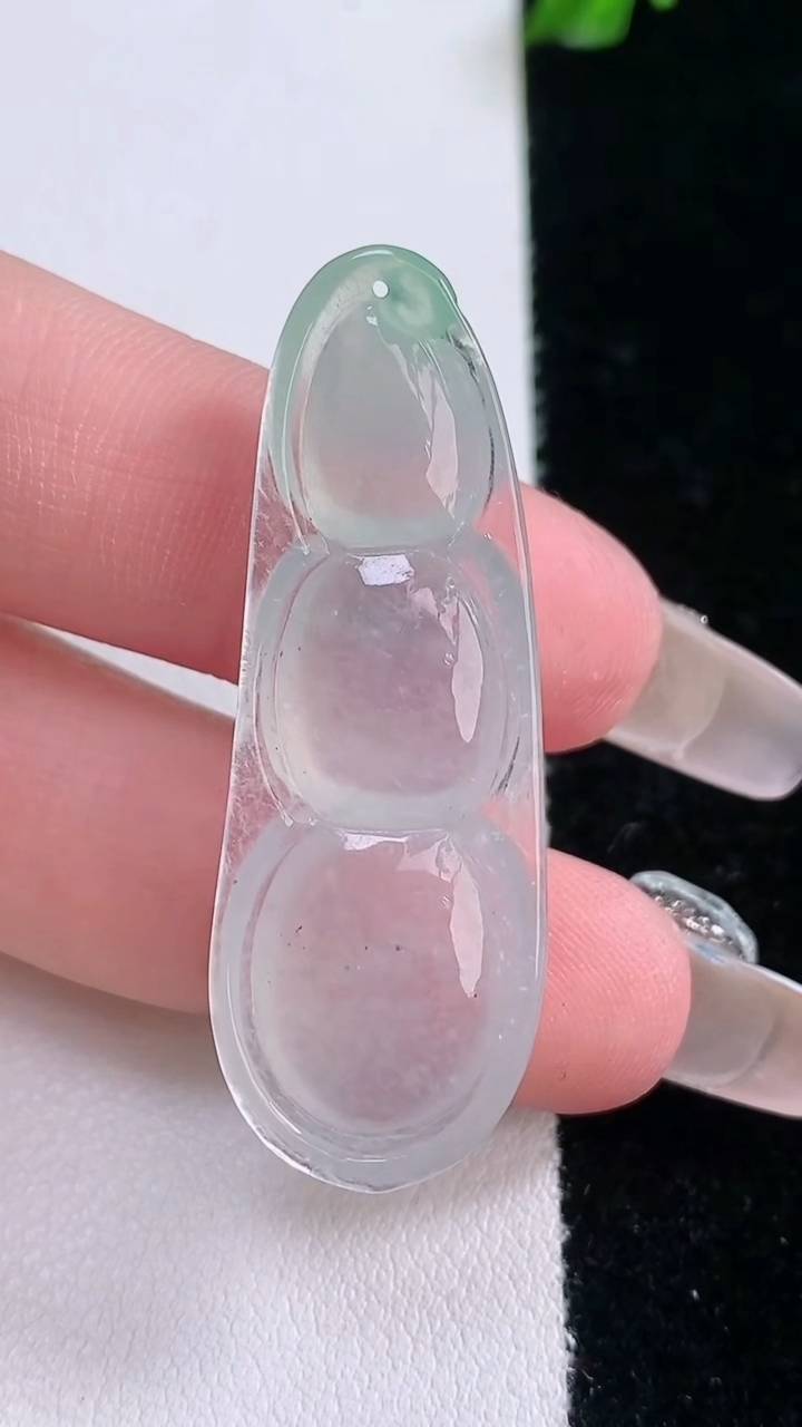 天然A货翡翠福豆吊坠，尺寸43.2-15.3-6.3，重量:6.70g
3月7日