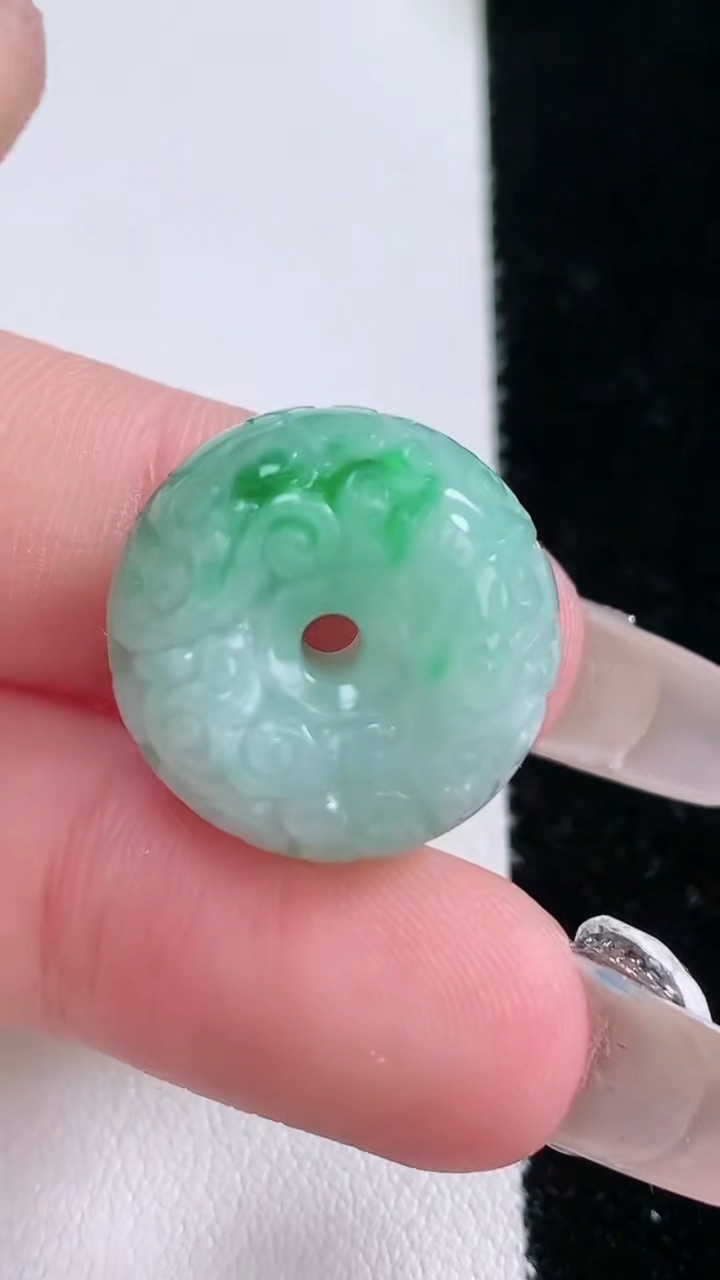 天然A货翡翠雕花路路通吊坠，尺寸19-11.4，重量:8.84g
3月7日