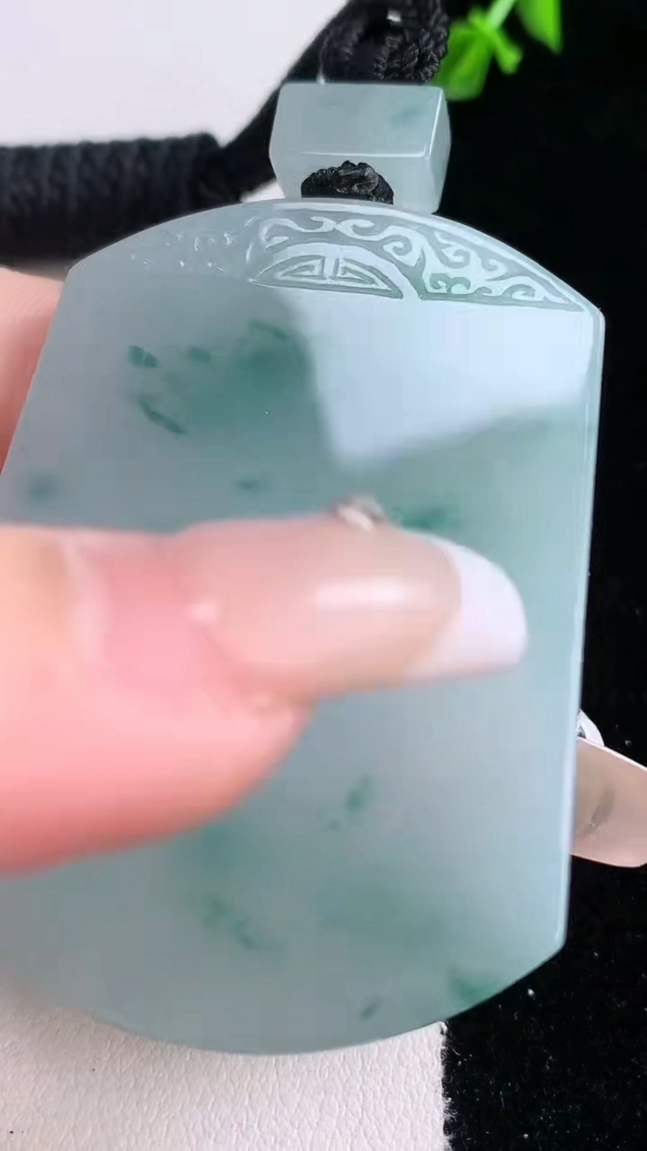 天然A货翡翠种飘花仿古无事牌吊坠，尺寸54.4-41.2-6，重量:43.51g
3月7日