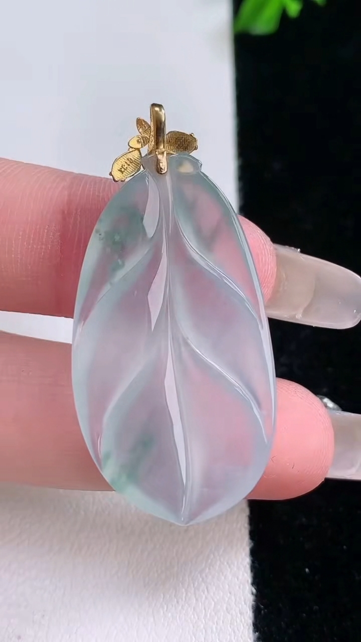 天然A货翡翠种飘花金枝玉叶 叶子吊坠，尺寸32.5-19-4，重量:5.94g
3月7日