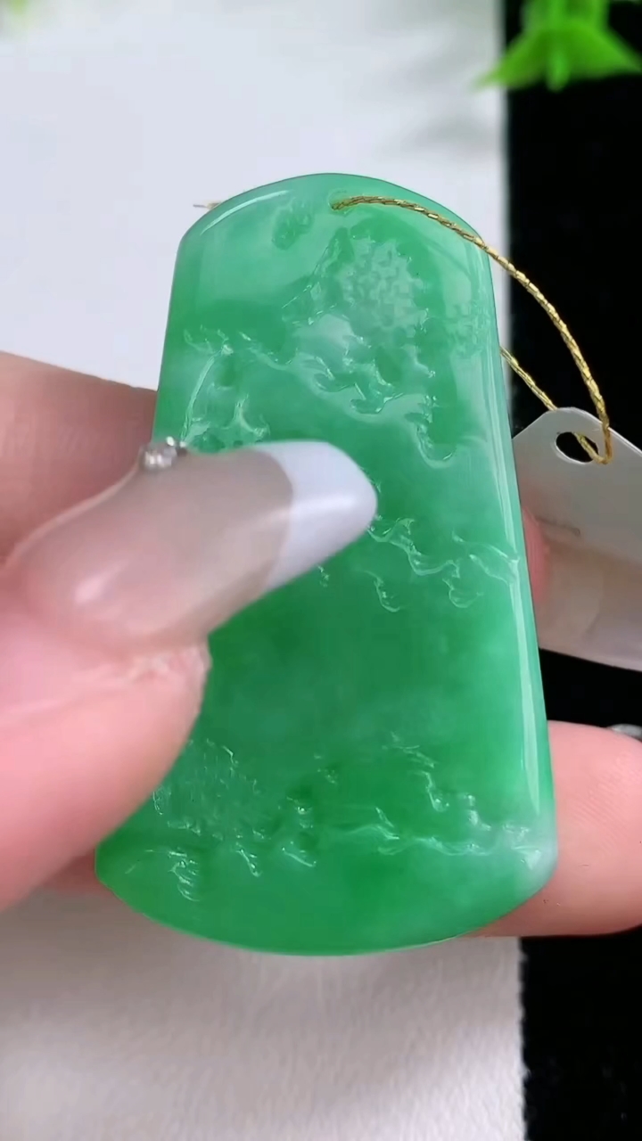 天然A货翡翠山水牌吊坠，尺寸45.2-25.5-6，重量:16.26g
3月7日