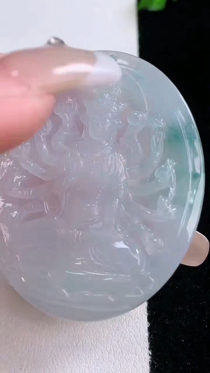 天然A货翡翠飘花千手观音吊坠，尺寸48.5-39.4-5.8，重量:21.85g
3月7日