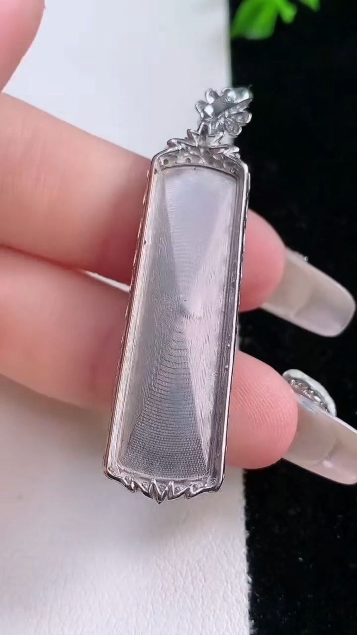 天然A货翡翠无事牌吊坠，尺寸47.4-12.7-5.8，裸石34.8-10.6重量:5.97g
3月7日