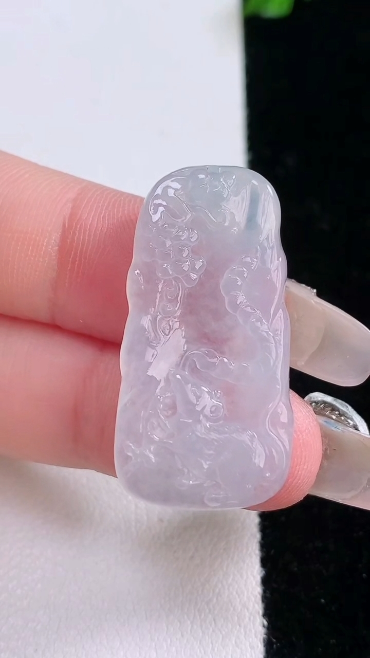 天然A货翡翠生肖鼠吊坠，尺寸32-16.2-4，重量:5.02g
3月7日