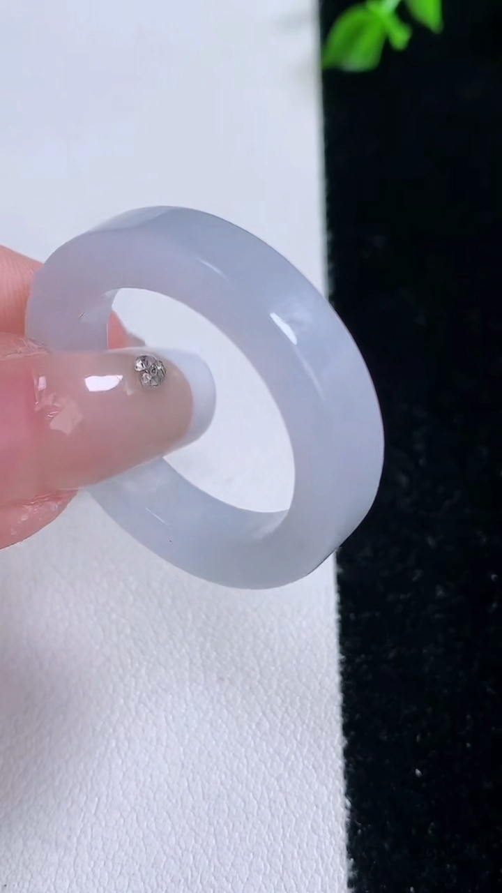 天然A货翡翠方形指环戒指，尺寸22.4-5.6-4，重量:7.35g2026年3月7日
工厂直销收藏佳品,种好水足，色泽均匀，有种有色，上手高大气！