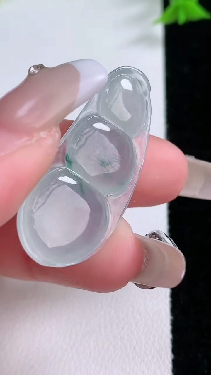 天然A货翡翠冰种飘花福豆吊坠，尺寸37-16.3-5.9，重量:6.52g
3月7日