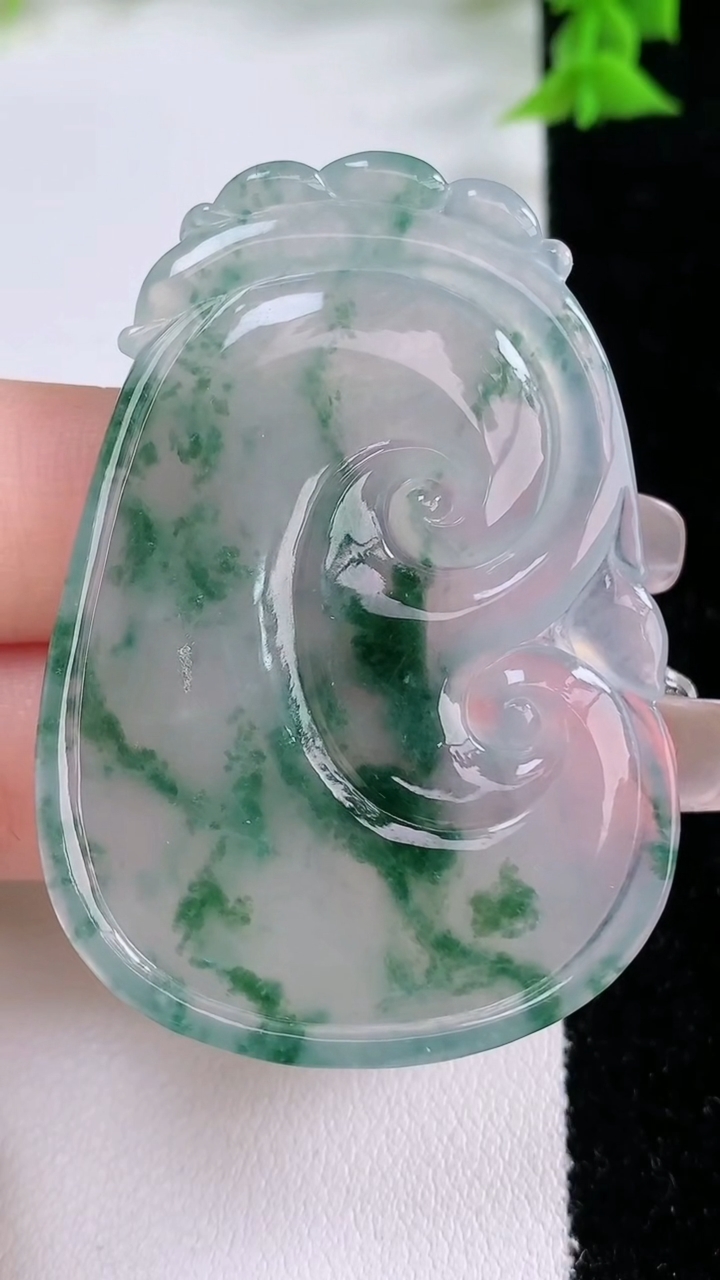 天然A货翡翠种飘花如意吊坠，尺寸52.6-36.4-5.5，重量:20.00g
3月7日