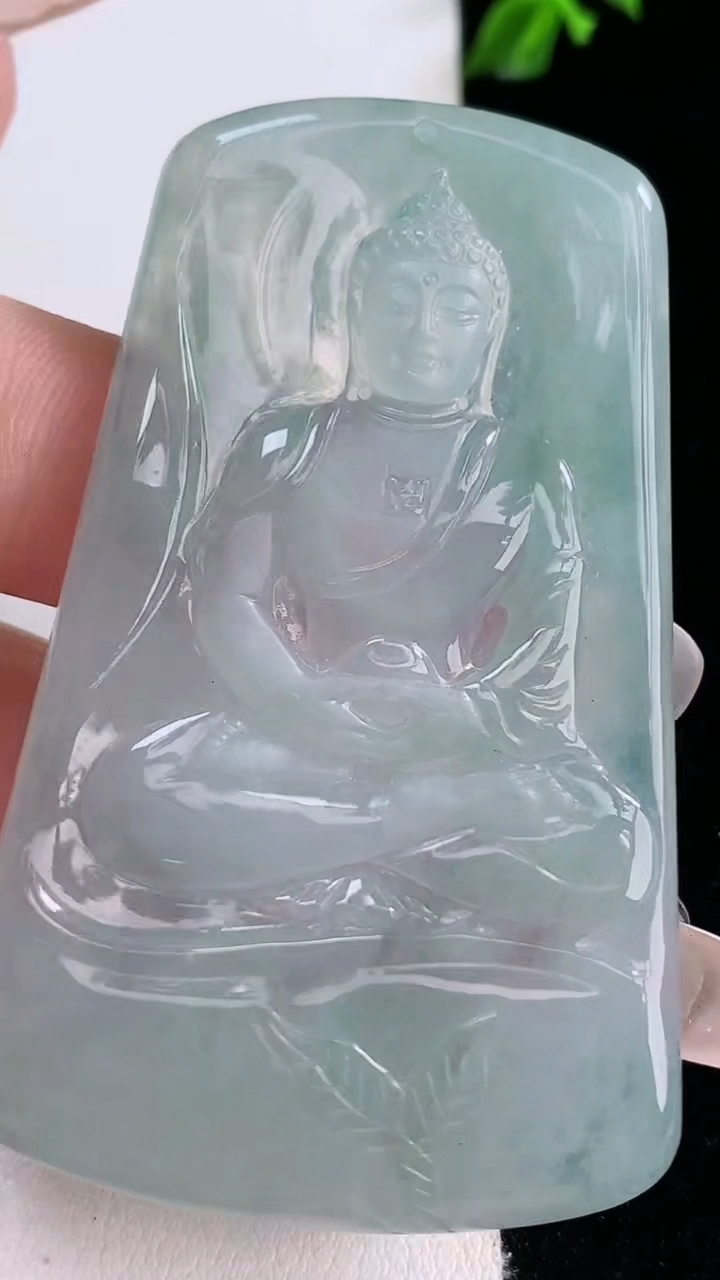 天然A货翡翠大日如来吊坠，尺寸60.5-37.2-4.4，重量:24.73g
3月7日