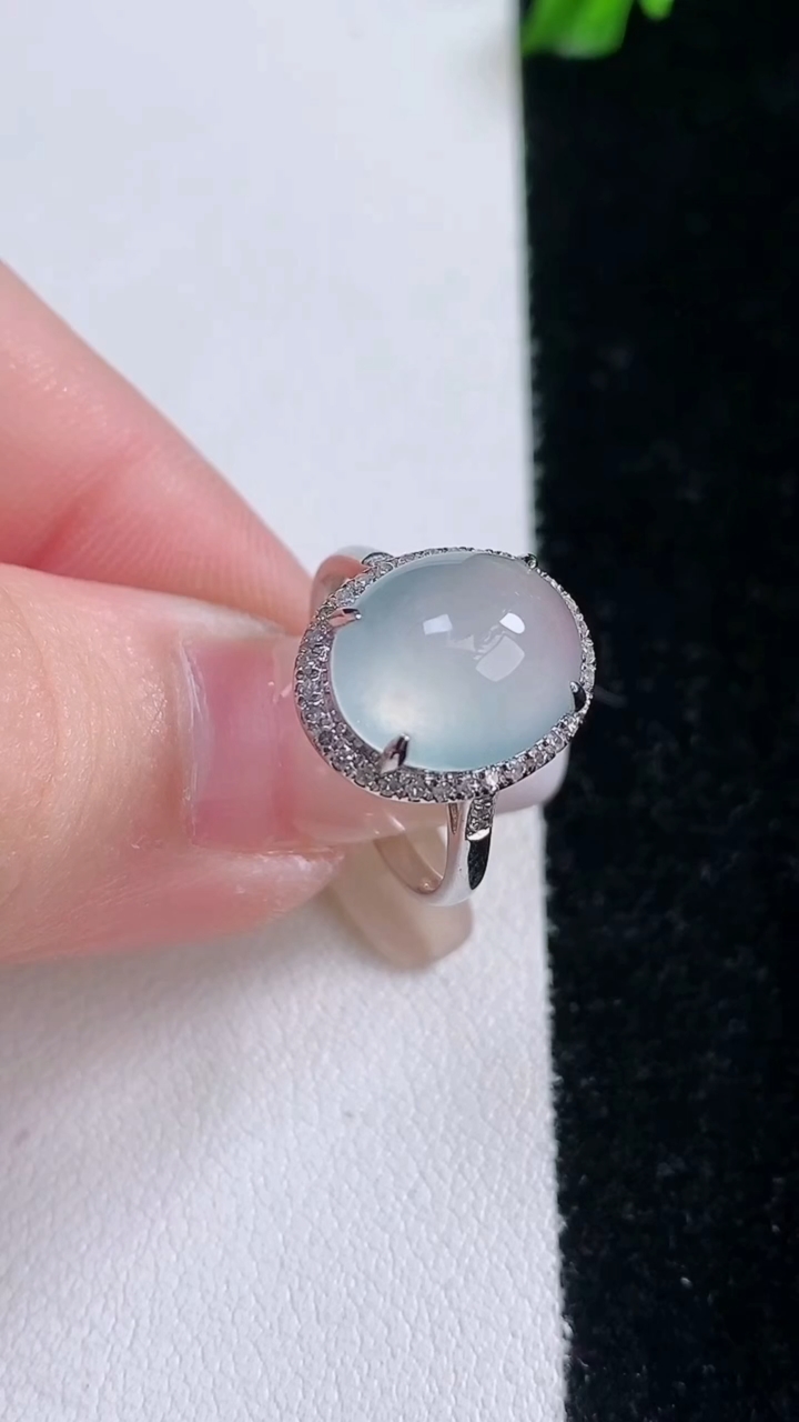 天然A货翡翠种白冰蛋面戒指，尺寸17.6-11.8-8.8-8.4，重量:2.81g2026年3月7