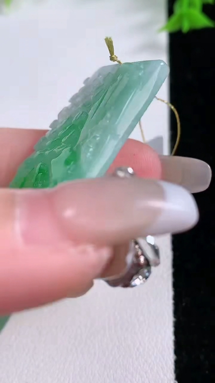 天然A货翡翠山水牌吊坠，尺寸52.8-30.4-4，重量:18.33g
3月7日