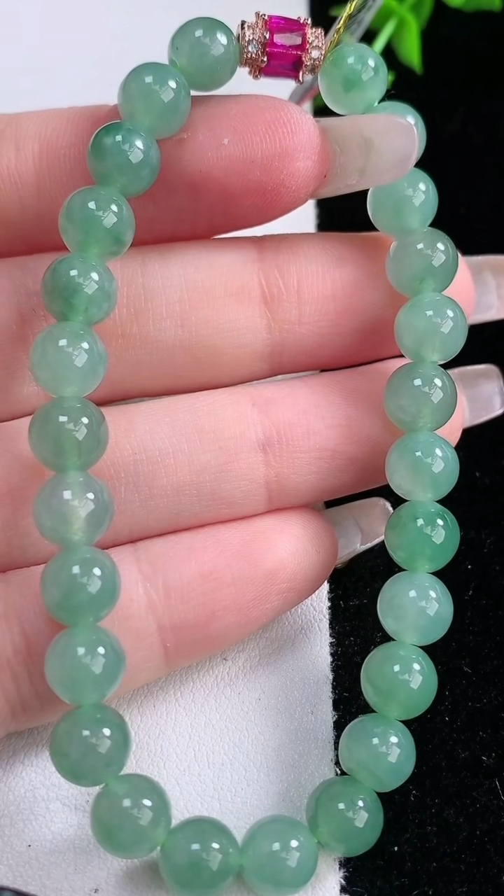 天然A货翡翠圆珠手串，尺寸7-26颗，重量:17.52g3月7日
工厂直销收藏佳品,种好水足，色泽均匀，有种有色，上手高大气！