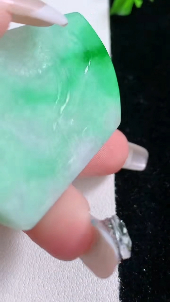 天然A货翡翠山水牌吊坠，尺寸50.7-33.5-5，重量:22.83g
3月7日