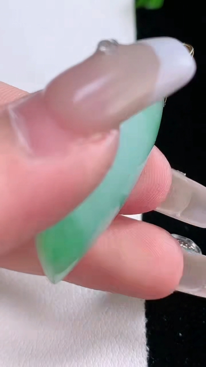 天然A货翡翠随形吊坠，尺寸35-18-10.8，重量:9.87g
3月7日