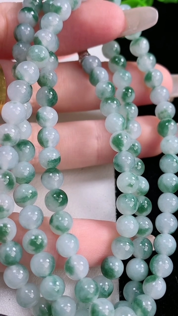 天然A货翡翠飘花圆珠项链，尺寸5.7-108颗，重量:41.00g3月7日
工厂直销收藏佳品,种好水足，色泽均匀，有种有色，上手高大气！