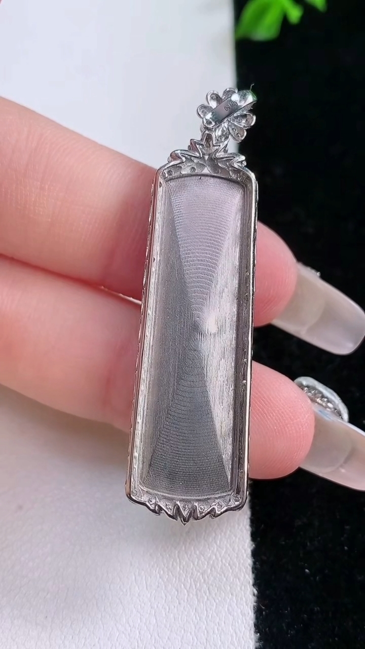 天然A货翡翠无事牌吊坠，尺寸47.4-12.7-5.8，裸石34.8-10.6重量:5.97g
3月7日