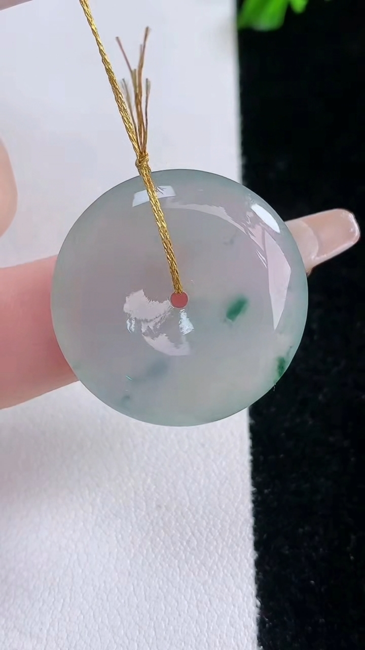 天然A货翡翠冰种飘花平安扣吊坠，尺寸25-4.7，重量:6.55g
3月7日