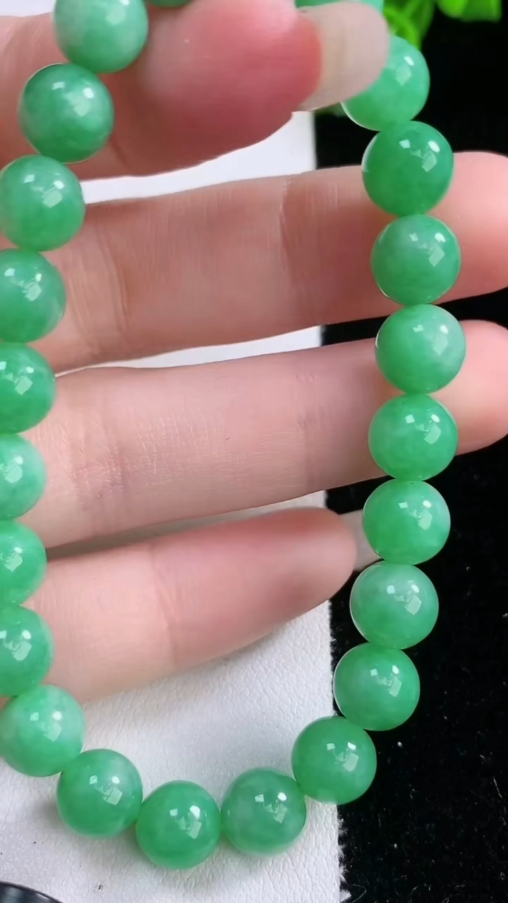 天然A货翡翠圆珠手串，尺寸7.8-24颗，重量:20.70g3月7日
工厂直销收藏佳品,种好水足，色泽均匀，有种有色，上手高大气！