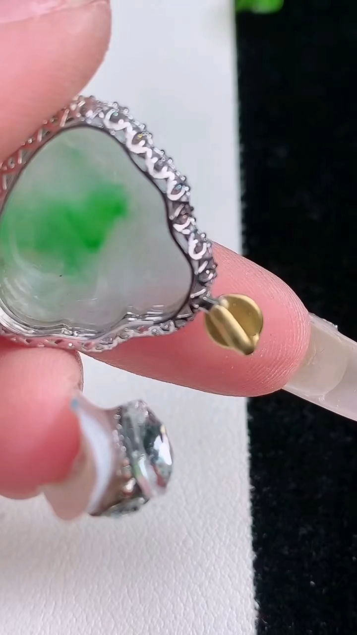 天然A货翡翠佛公吊坠，尺寸26.2-23-5.9，裸石17.5-19.6重量:3.16g
3月7日