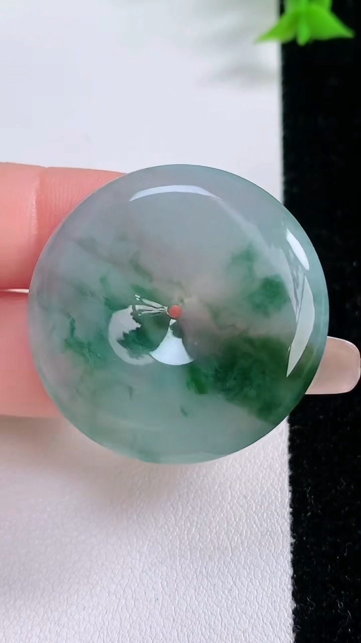 天然A货翡翠飘花平安扣吊坠，尺寸34.6-5.8，重量:14.86g
3月7日