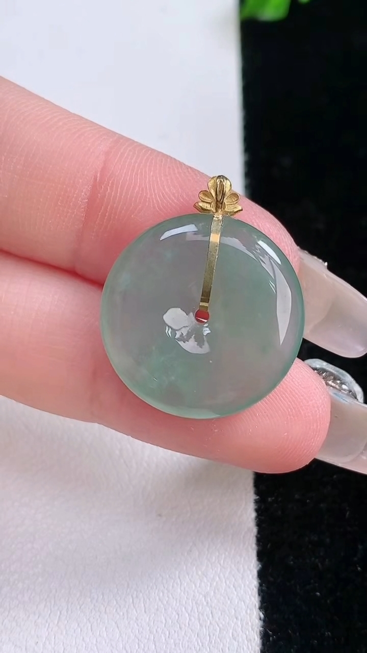 天然A货翡翠平安扣吊坠，尺寸20-3.7，重量:3.31g
3月7日