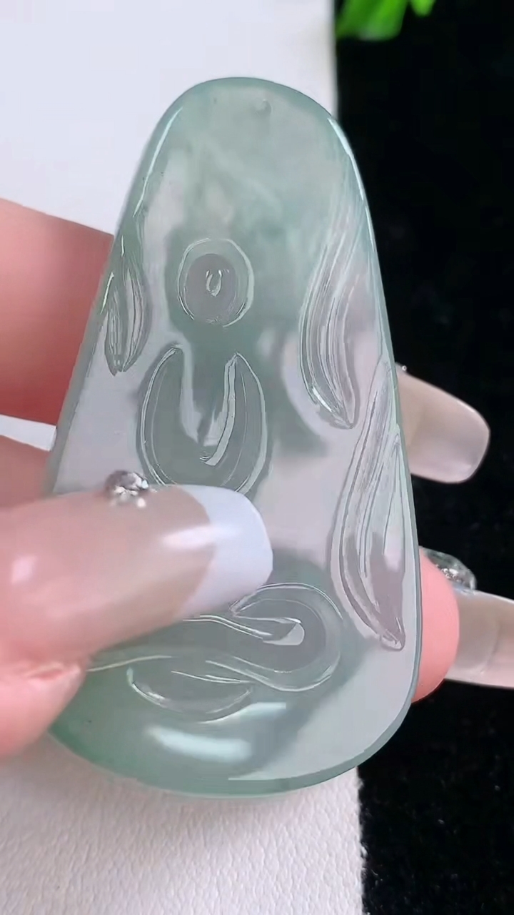 天然A货翡翠大势至菩萨吊坠，尺寸50.3-28.5-5.3，重量:16.54g
3月7日