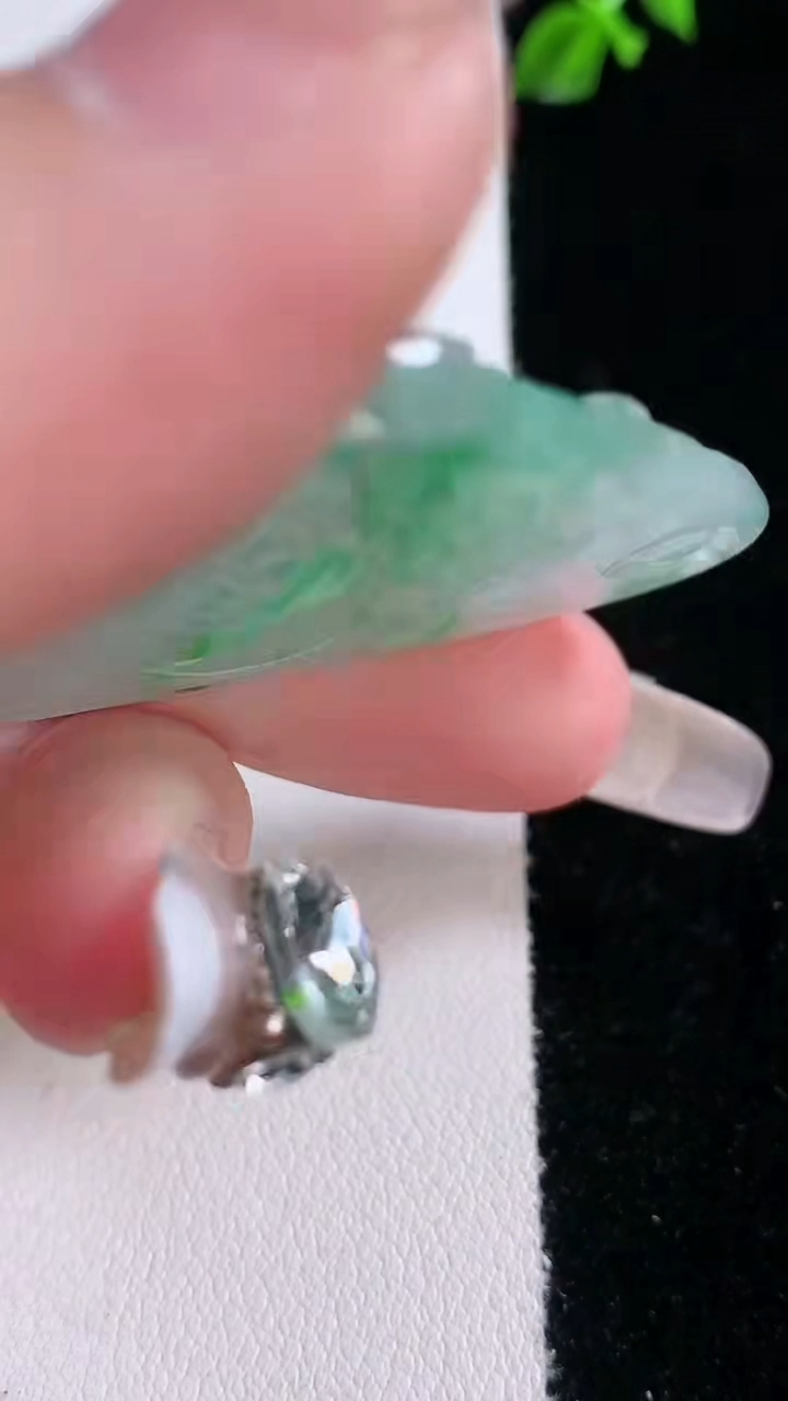 天然A货翡翠山水牌吊坠，尺寸48.2-33-5.2，重量:13.82g
3月7日