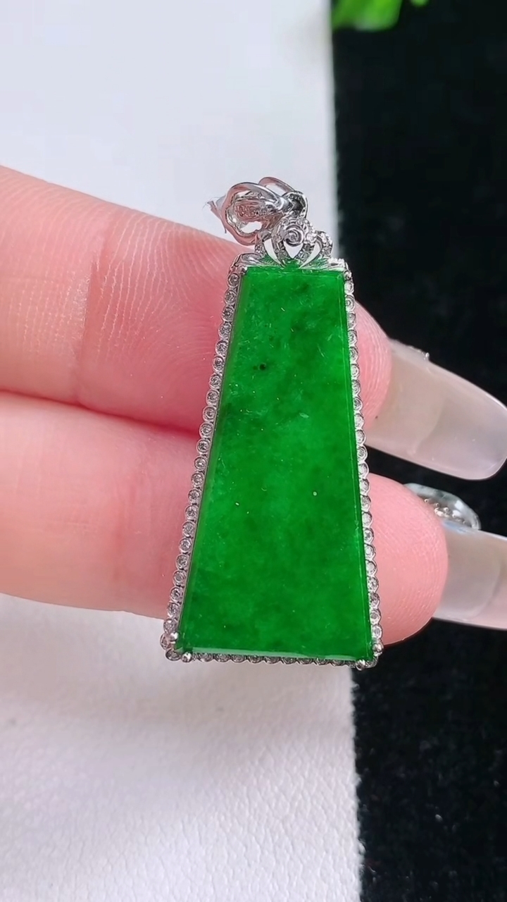 天然A货翡翠无事牌吊坠，尺寸33.4-15.4-4.2，裸石27-15重量:1.81g
3月7日