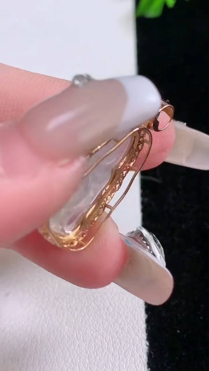 天然A货翡翠种飘花站佛 佛公吊坠，尺寸27.5-13.7-7.8，裸石20.7-11.8重量:2.68g
3月7日