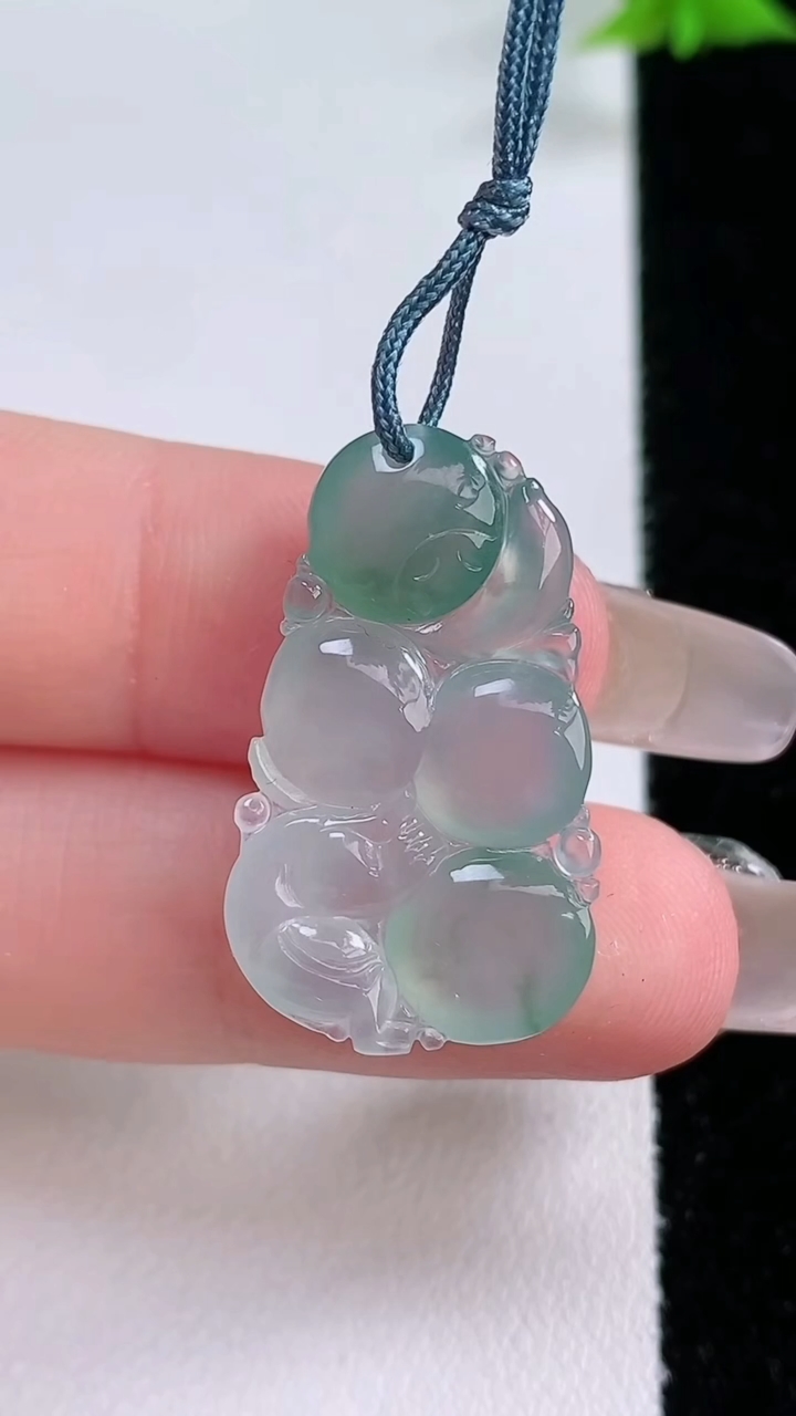 天然A货翡翠冰种飘花生肖猴吊坠，尺寸27.4-16.6-5.2，重量:3.86g
3月7日