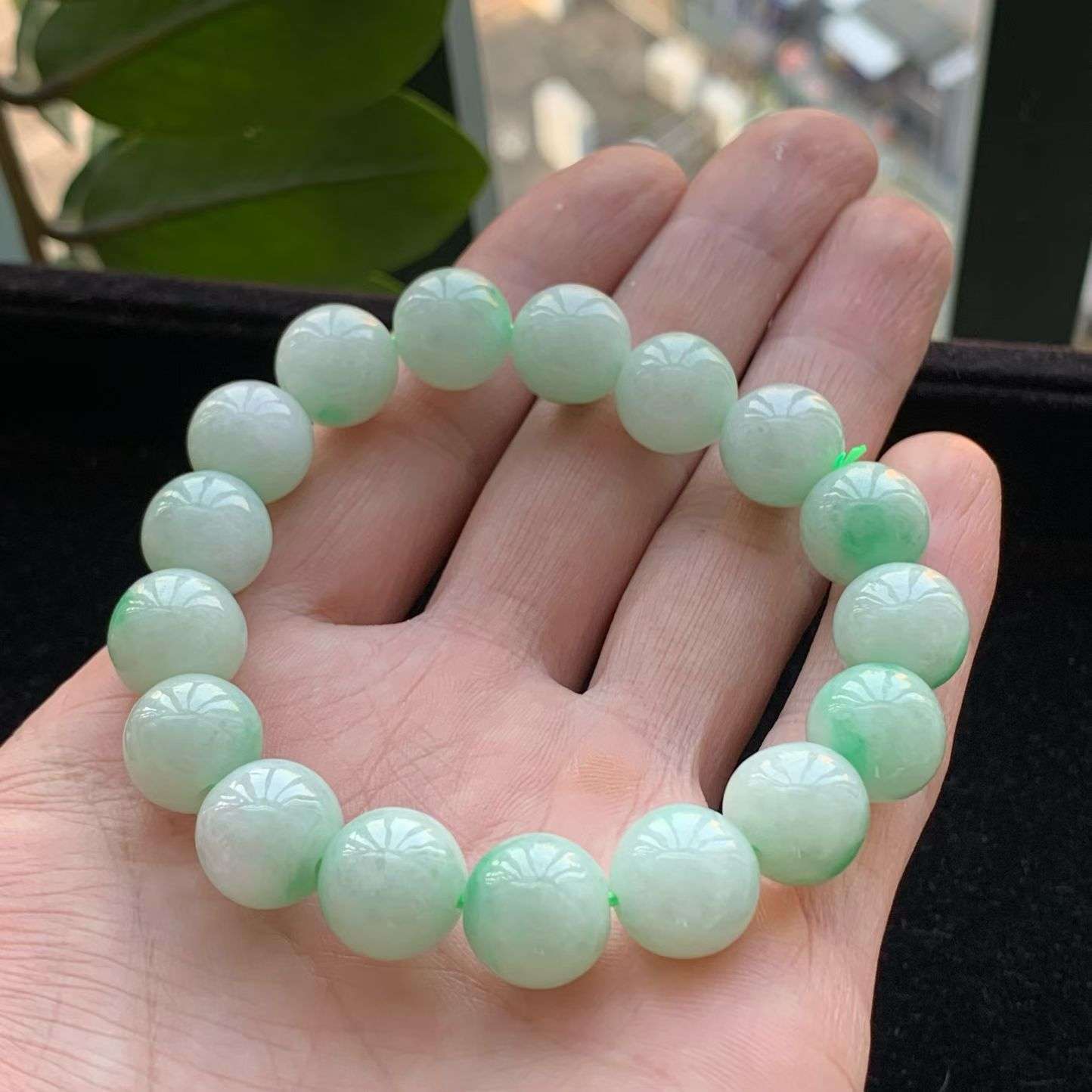 A货天然翡翠冰糯种飘绿手串重量53.87
3月7日