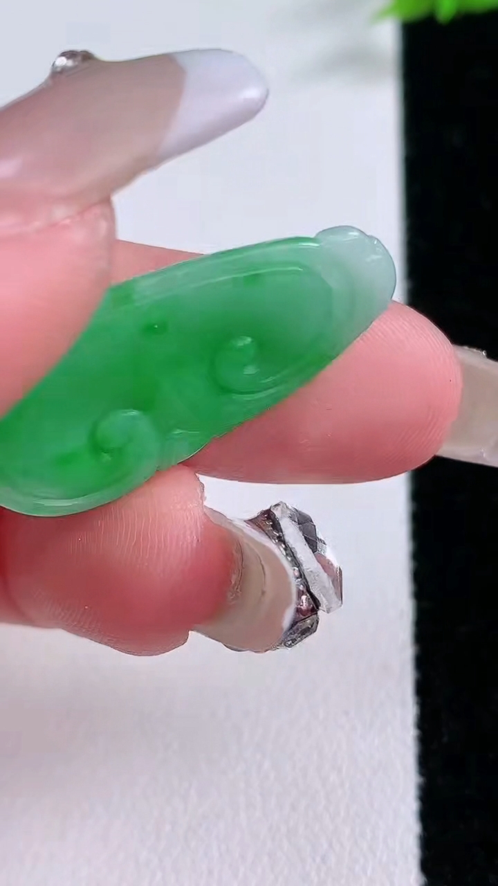 天然A货翡翠如意吊坠，尺寸28.8-14-3.5，重量:3.25g
3月7日