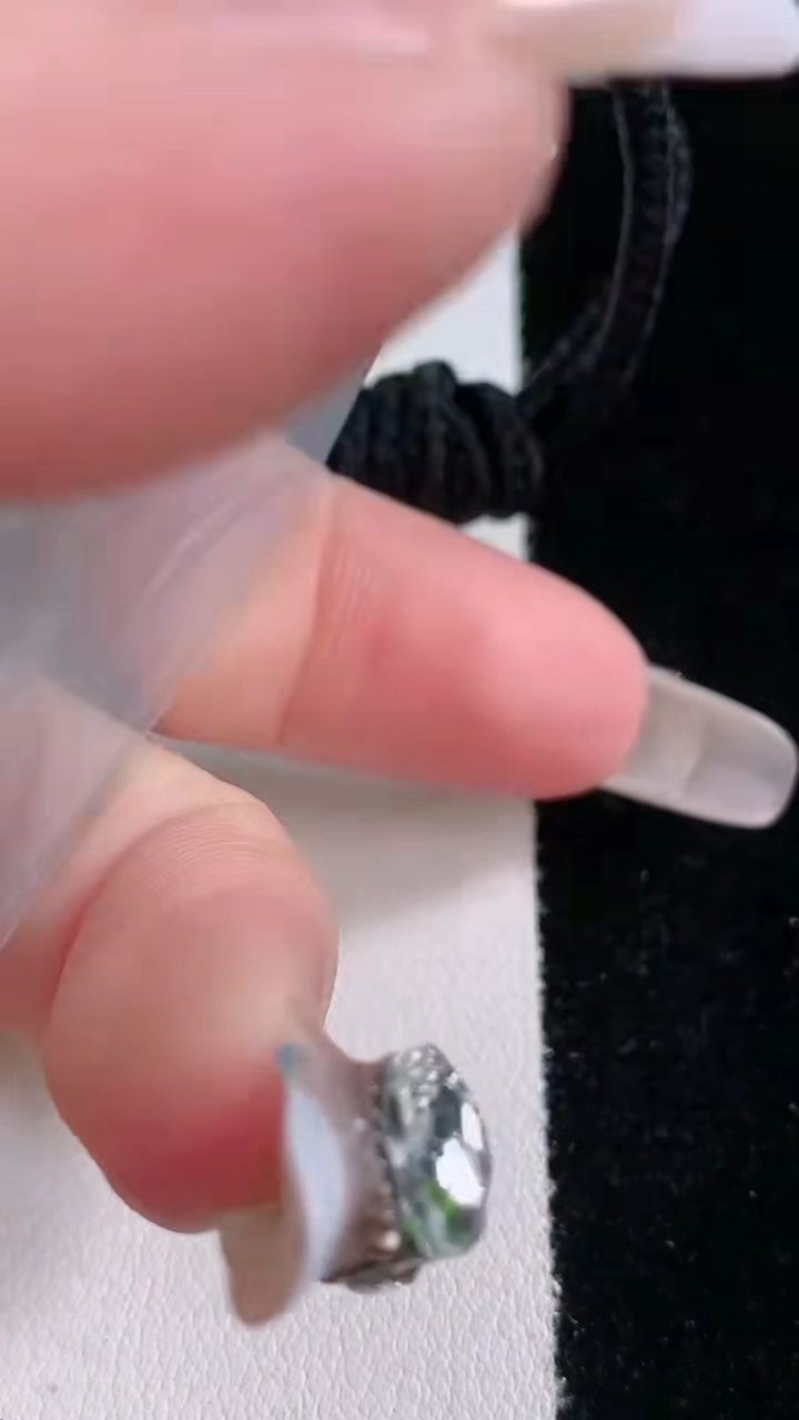 天然A货翡翠种飘花千手观音吊坠，尺寸52-41.4-5.2，重量:31.31g
3月7日