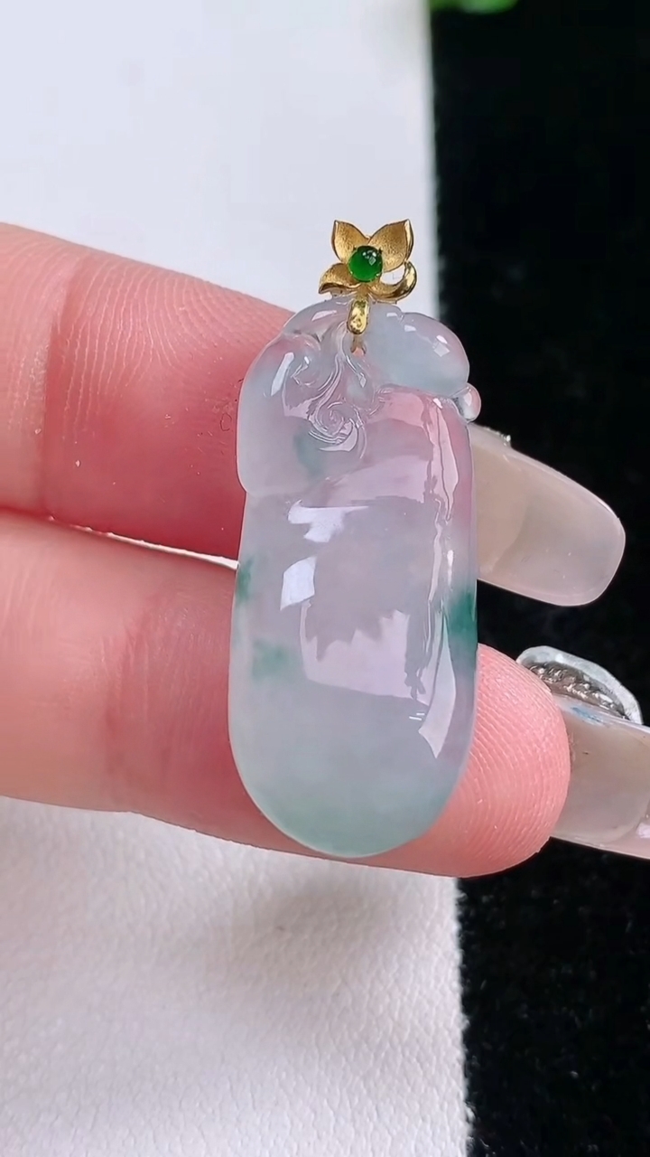 天然A货翡翠种飘花福瓜吊坠，尺寸26.6-12.7-5.6，重量:4.21g
3月7日