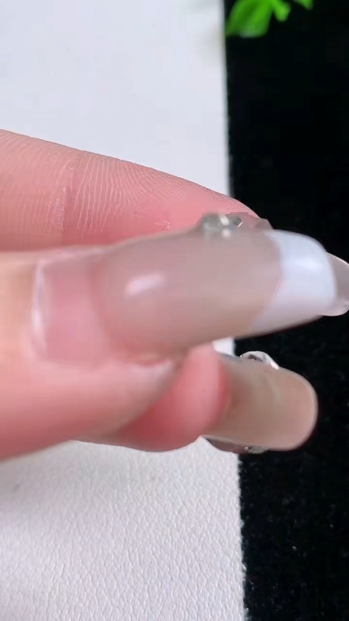 天然A货翡翠福豆镶嵌件一对，尺寸12.2-5.3，重量:0.82g
3月7日