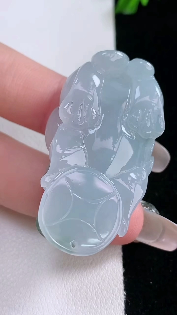 天然A货翡翠貔貅吊坠，尺寸43-22.8-12.5，重量:30.00g
3月7日