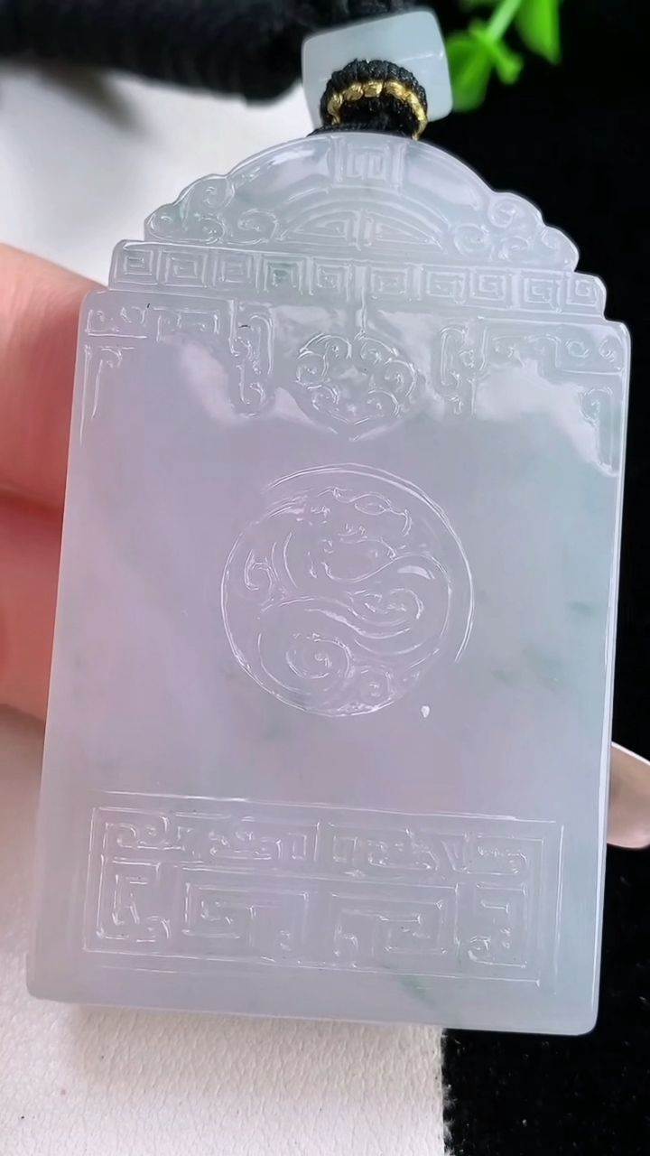 天然A货翡翠种飘花仿古无事牌吊坠，尺寸57.3-36.4-6.2，重量:45.73g
3月7日