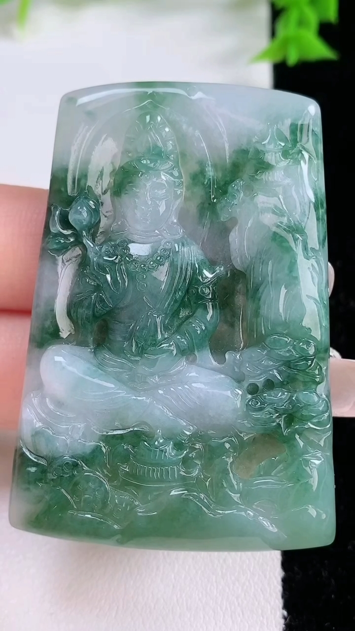 天然A货翡翠山水大势至菩萨吊坠，尺寸56-37.4-4.6，重量:25.49g
3月7日