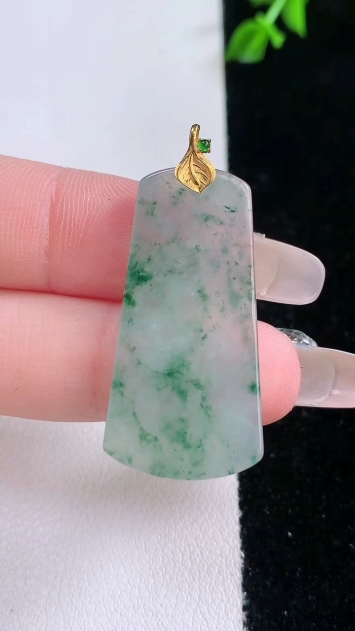 天然A货翡翠18K金飘花无事牌吊坠，尺寸34.4-16.9-2.8，重量:5.70g
3月7日