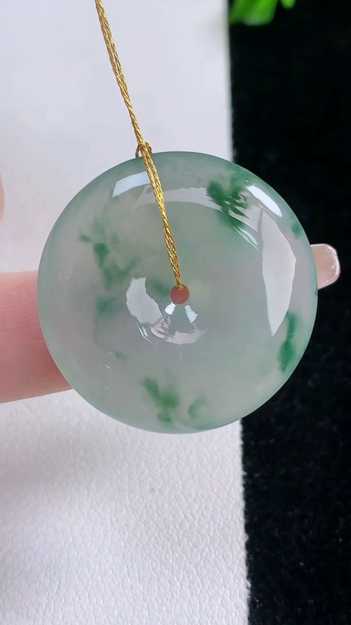 天然A货翡翠冰种飘花平安扣吊坠，尺寸28-5.5，重量:9.68g
3月7日