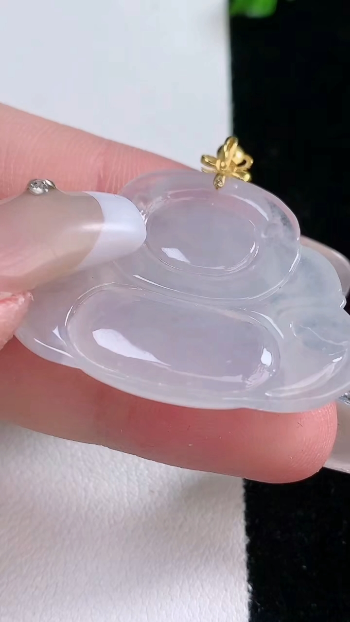 天然A货翡翠种白冰佛公吊坠，尺寸26.7-36.5-5.2，重量:8.99g
3月7日