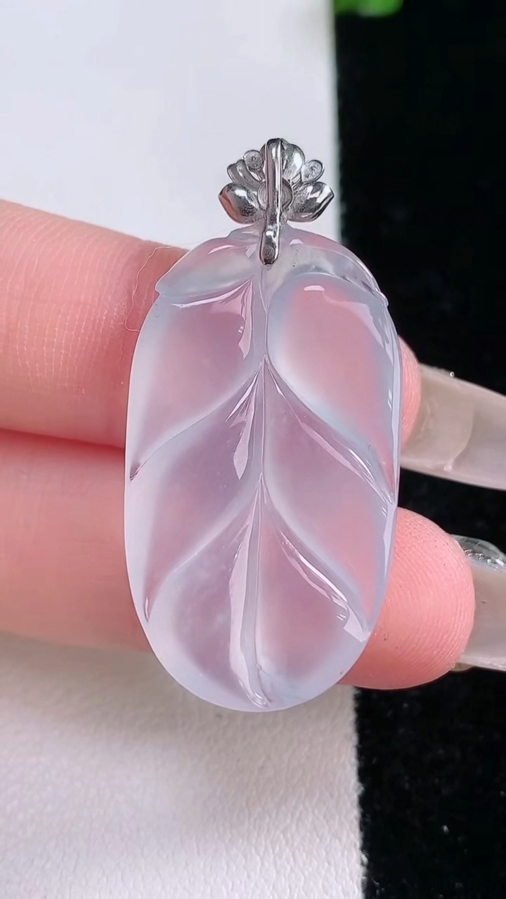 天然A货翡翠种白冰金枝玉叶 叶子吊坠，尺寸31.5-18.3-5，重量:6.50g
3月7日