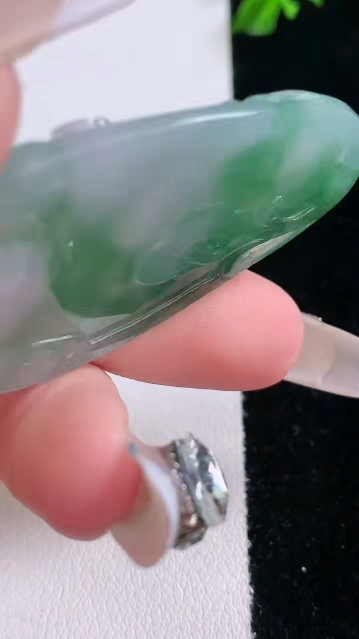 天然A货翡翠鸟语花香吊坠，尺寸47.8-28.3-4.5，重量:13.01g
3月7日