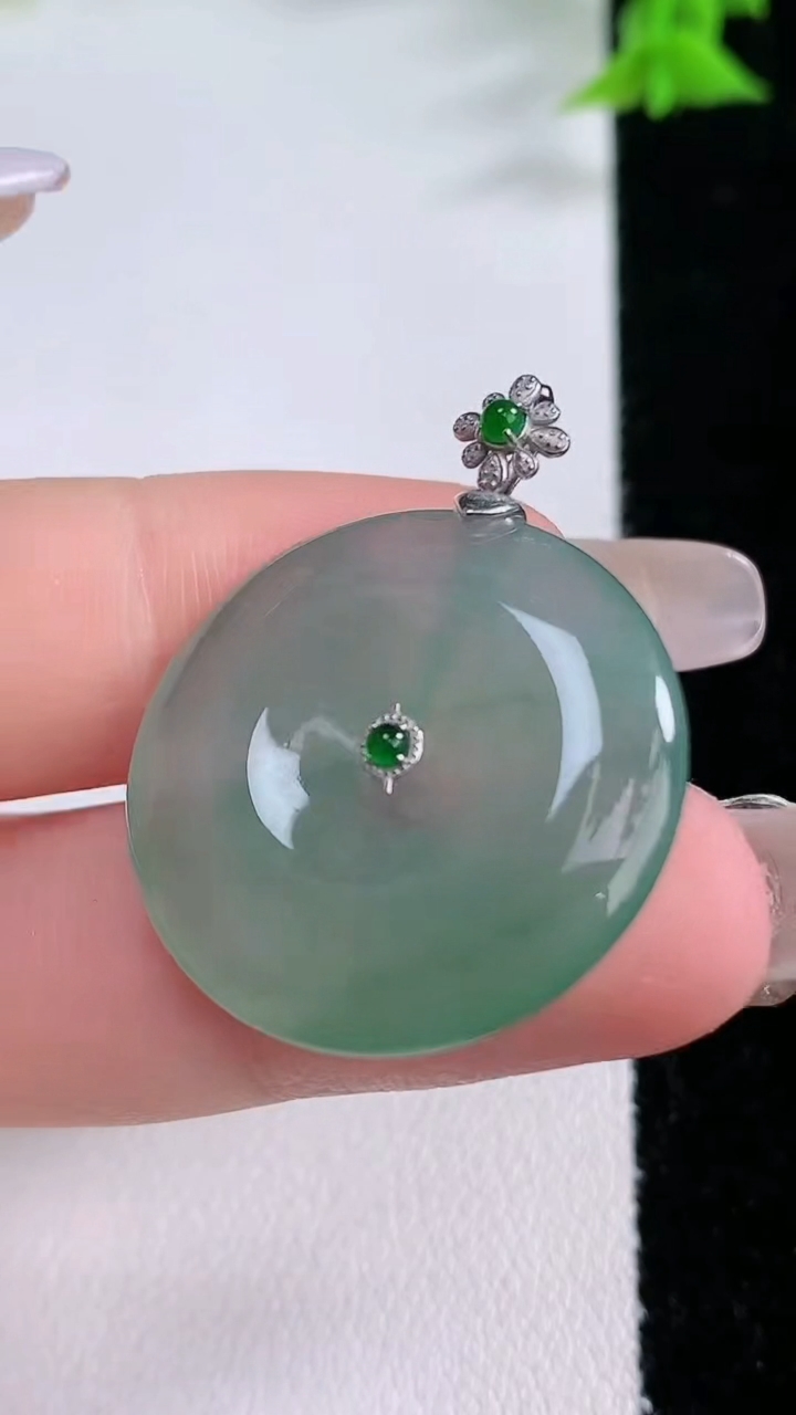 天然A货翡翠平安扣吊坠，尺寸25.6-4.6，重量:6.72g
3月7日