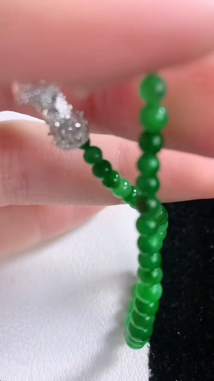 天然A货翡翠小米珠手串，尺寸3.4-47颗，重量:4.95g3月7日
工厂直销收藏佳品,种好水足，色泽均匀，有种有色，上手高大气！