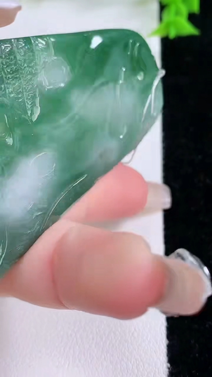 天然A货翡翠阿弥陀佛吊坠，尺寸74.7-42.6-5.7，重量:38.57g
3月7日